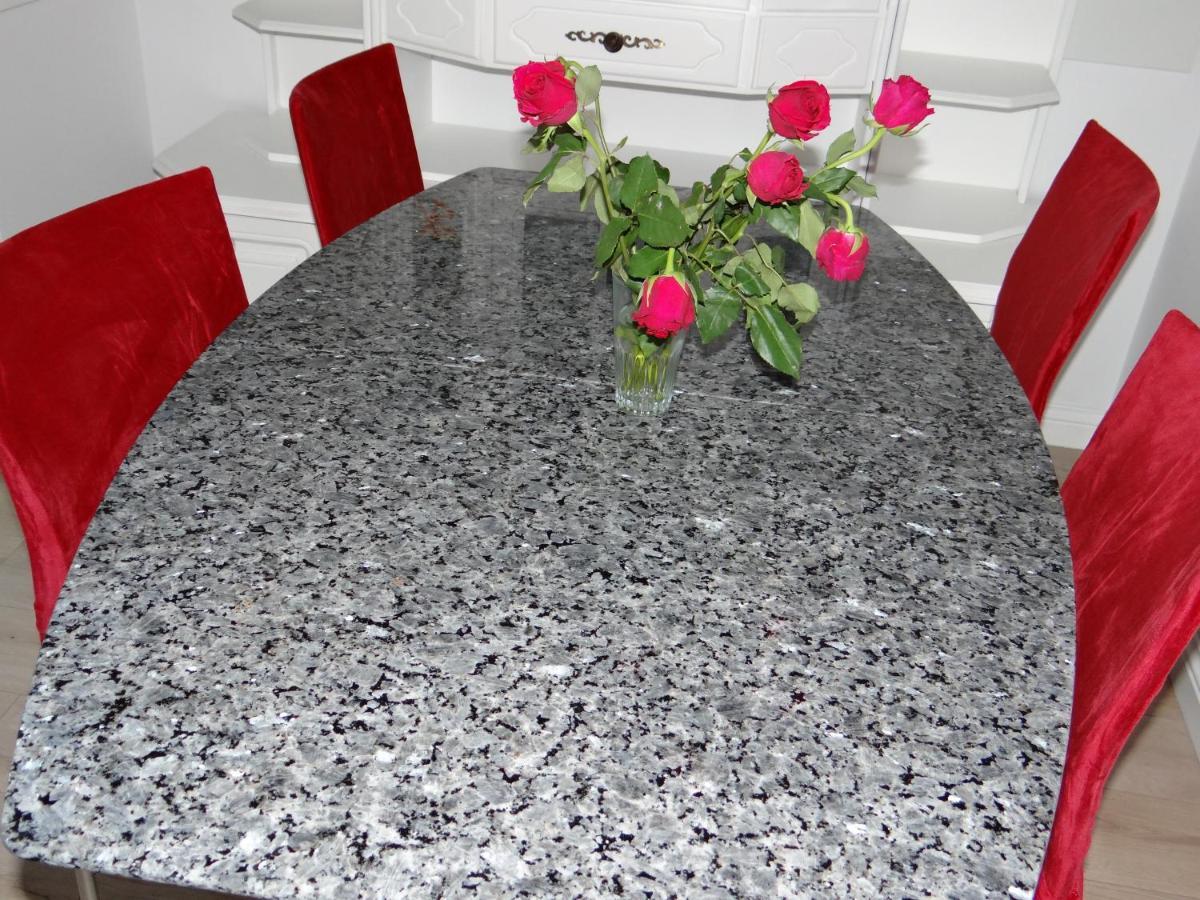 Apartament De Lux White&Red Сучава Экстерьер фото